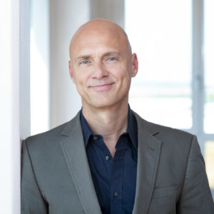 helles und freundliches Businessportrait eines Geschäftsführers