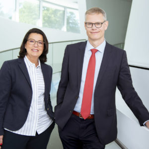 Doppelportrait der beiden Geschäftsführer der Klaus Tschira Stiftung aufgenommen im Haus der Astronomie in heidelberg