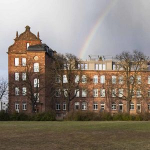 Architektur Fotografie der Mannheimer Turley Barracks im Regen mit einem Regenbogen